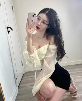 戴眼镜骚气广东妹刚毕业没多久