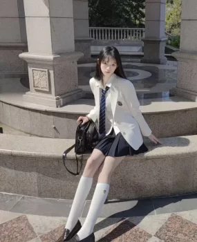 高校刚刚放暑假清纯大二学妹JK制服诱惑