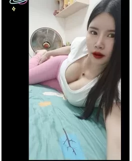 【楼凤兼职】深圳极品楼凤，奶大臀圆可中出内射