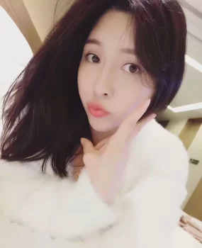 身材颜值俱佳，刚21的粉嫩妹子！